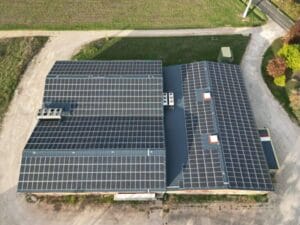 toiture solaire sur une grange, location toiture photovoltaïque