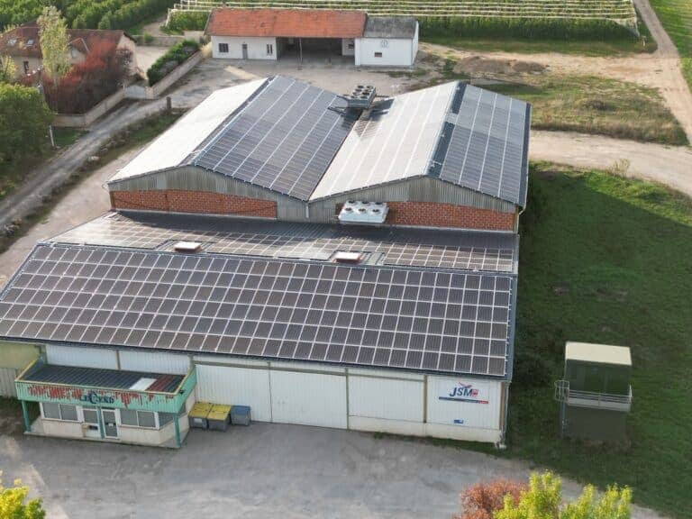 toiture solaire sur un entrepôt, location toiture photovoltaïque