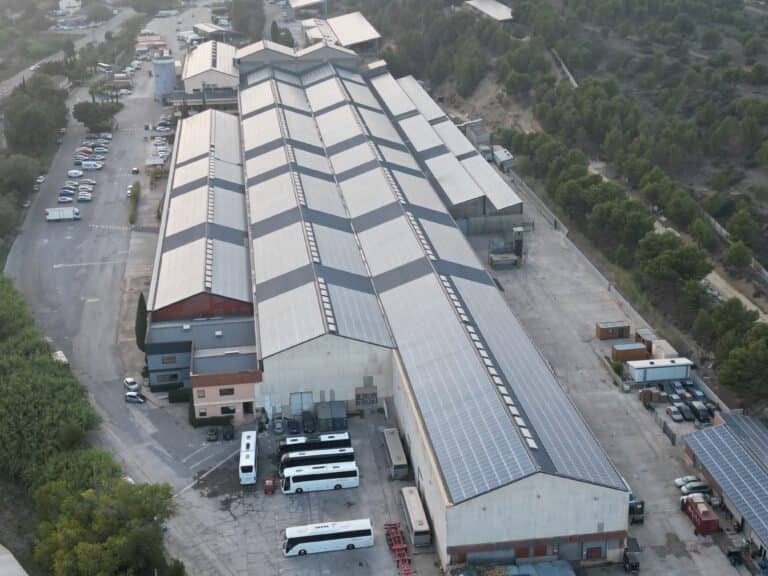 des bâtiments industriels avec des toituires solaires, location toiture photovoltaïque