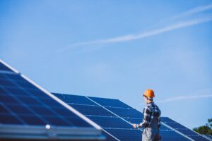 un ouvrier debout en regardant des panneaux solaires, Devis panneaux solaires toulouse