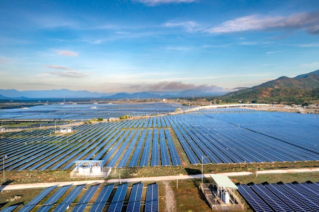 un très grand champ de panneaux solaires