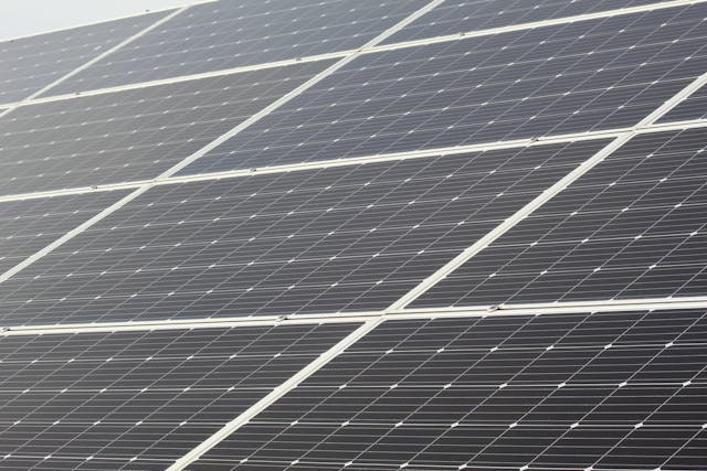 un panneau solaire polycristallin vu de près, panneau solaire monocristallin