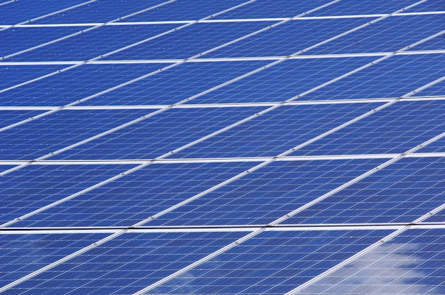 un panneau solaire vu de près, panneau solaire monocristallin