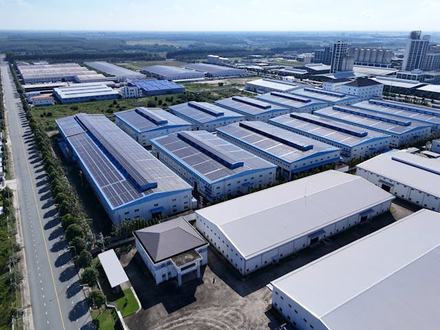 des panneaux photovoltaiques sur des batîments industriels vus de haut, Amortissement installation photovoltaïque