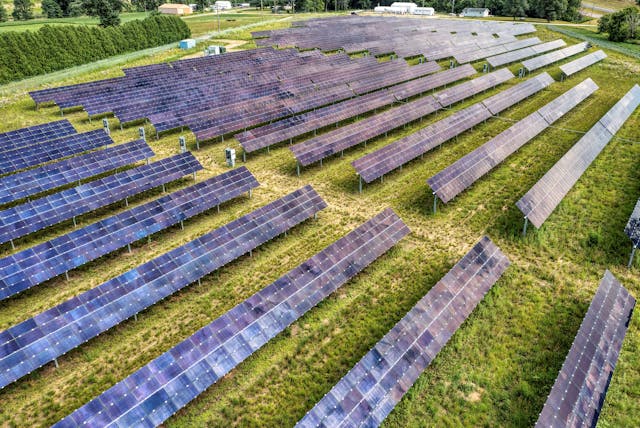 un champ solaire vu de haut, Bail emphytéotique