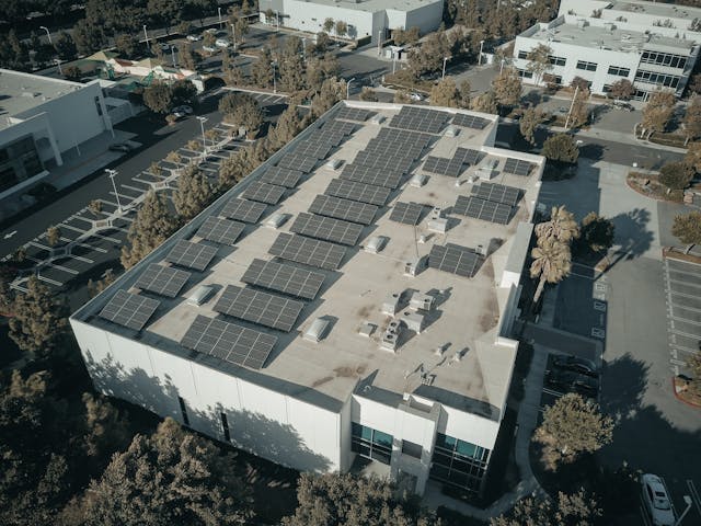 le haut d'un immeuble commercial avec des installations solaires, décret tertiaire photovoltaïque