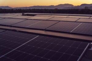 des panneaux solaires au crépuscule, TVA panneaux solaires professionnels