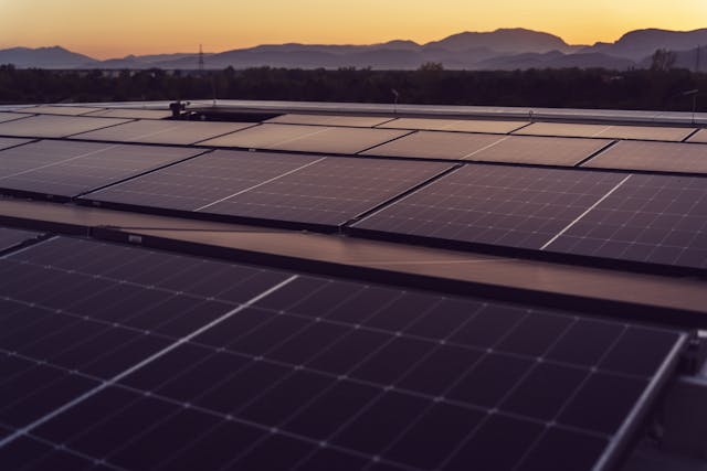 des panneaux solaires au crépuscule, TVA panneaux solaires professionnels