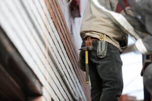 zoom sur une ceinture avec outils d'un artisan, assurance décennale artisan