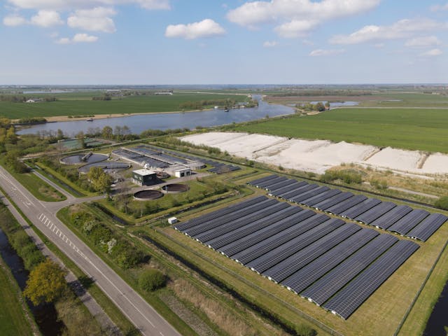 un champ solaire vu d'en haut, autoconsommation collective solaire