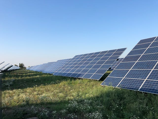 des panneaux solaires dans un champ, autoconsommation collective solaire