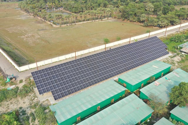 des hangar photovoltaïque verts vus de haut