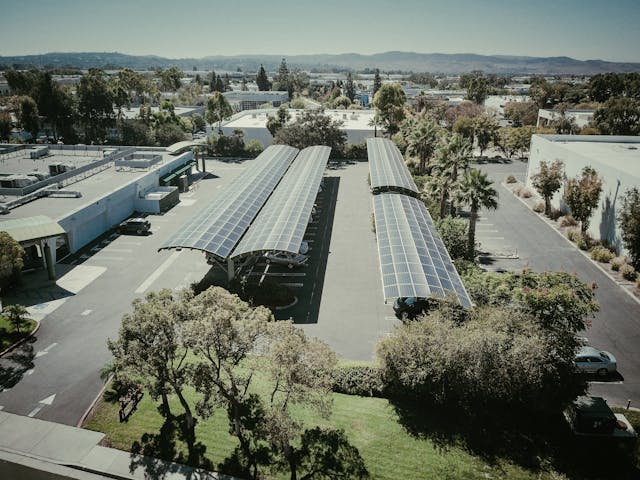 des ombrières photovoltaiques avec des voitures en dessous vues de haut, ombrière photovoltaïque obligation