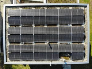 trois bâtiment solaire agricole alignés vus de haut
