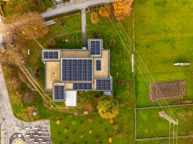 des bâtiment solaire agricole entourés de champs verts