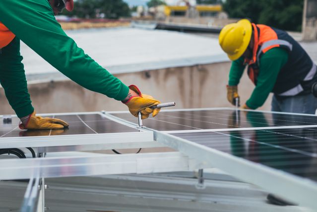 deux professionnels qui vfixent des panneaux solaires, panneaux solaires professionnels