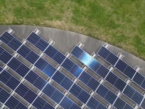 un champs de panneaux solaires vu de haut, panneaux solaires sans financement initial