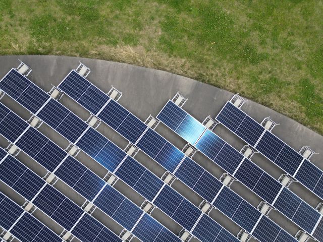un champs de panneaux solaires vu de haut, panneaux solaires sans financement initial