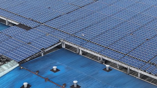 des panneaux photovoltaiques vus de haut, panneaux solaires sans financement initial