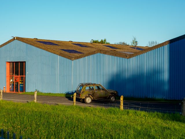 un hangar avec des panneaux solaires sur le toit, construction hangar photovoltaique
