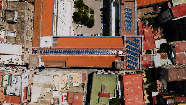 des batiments avec des panneaux solaires sur le toit, photovoltaïque professionnel