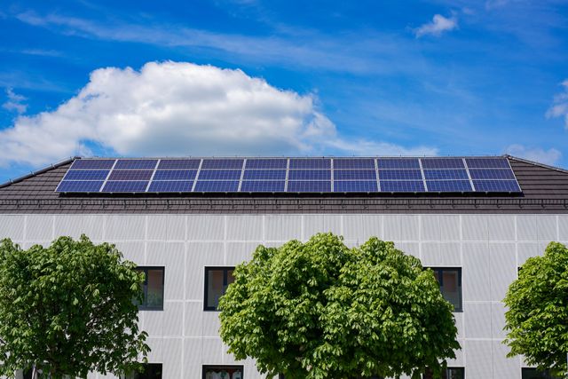 devanture d'un bâtiment professionnel avec des panneaux solaires sur le toit, photovoltaïque professionnel